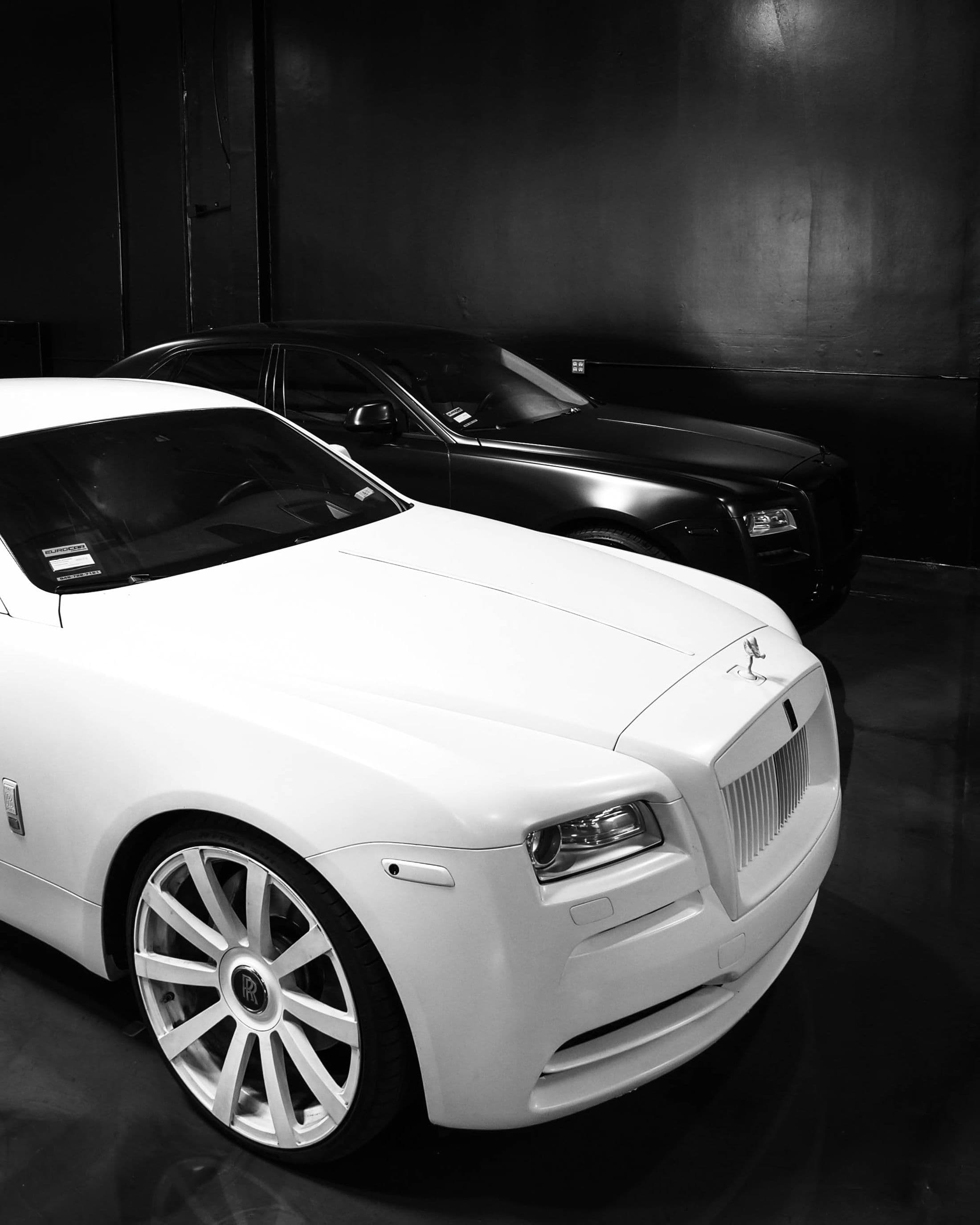 Auto di lusso custodite in un garage scuro e ordinato